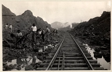 Ansicht von Arbeitern, die den Panamakanal graben, mit Eisenbahnschienen durch den Graben, 1912 oder 1913